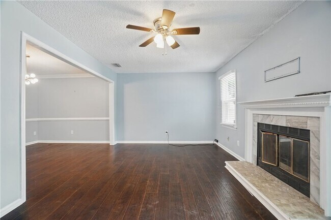 Building Photo - Stylish Townhouse in Prime VA Beach Location!