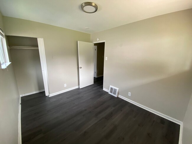 Building Photo - 10648 Spring Garden Dr