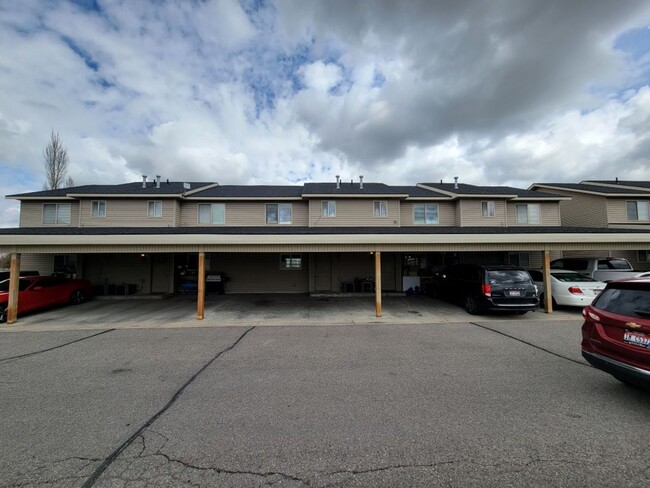 Building Photo - 2 bed, 1.5 bath Townhome at Riverwoods