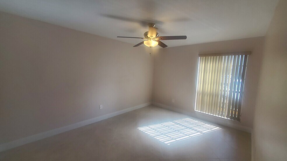 Building Photo - 10738 N Kendall Dr