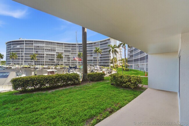 Building Photo - 1427 E Hillsboro Blvd