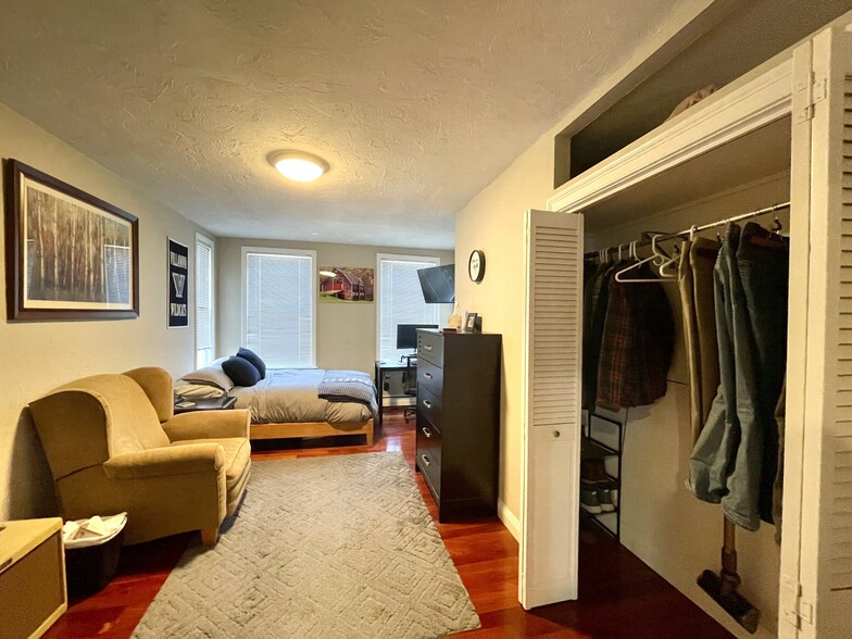 Building Photo - 141 L St