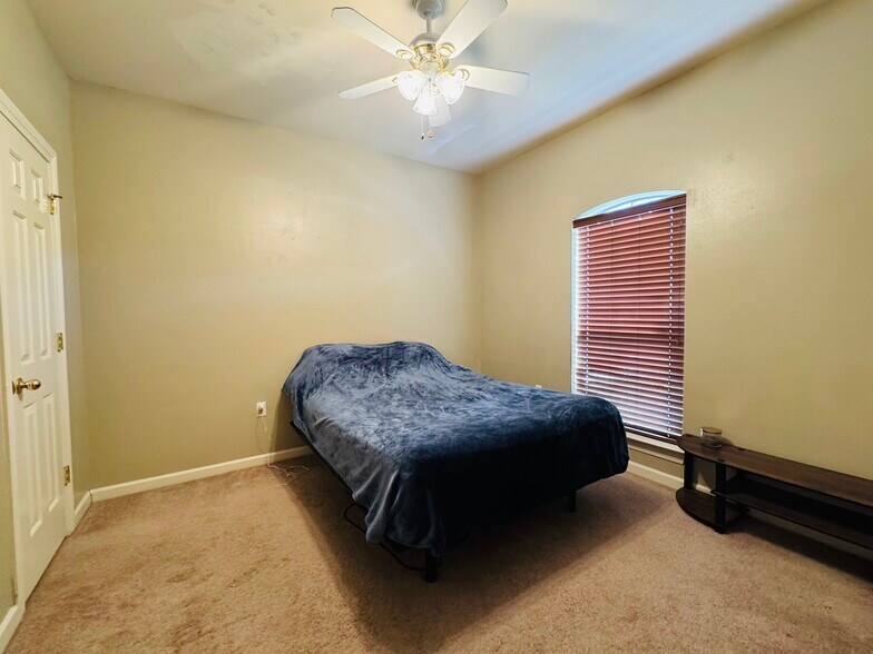 Building Photo - 5578 Arialo Dr