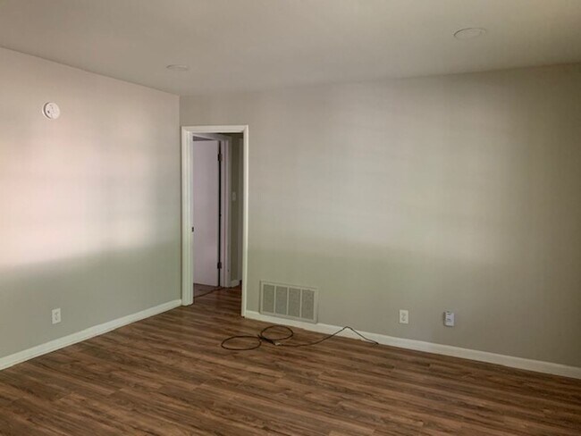 Building Photo - THREE BEDROOM/TWO BATH SPACIOUS RANCH - CO...