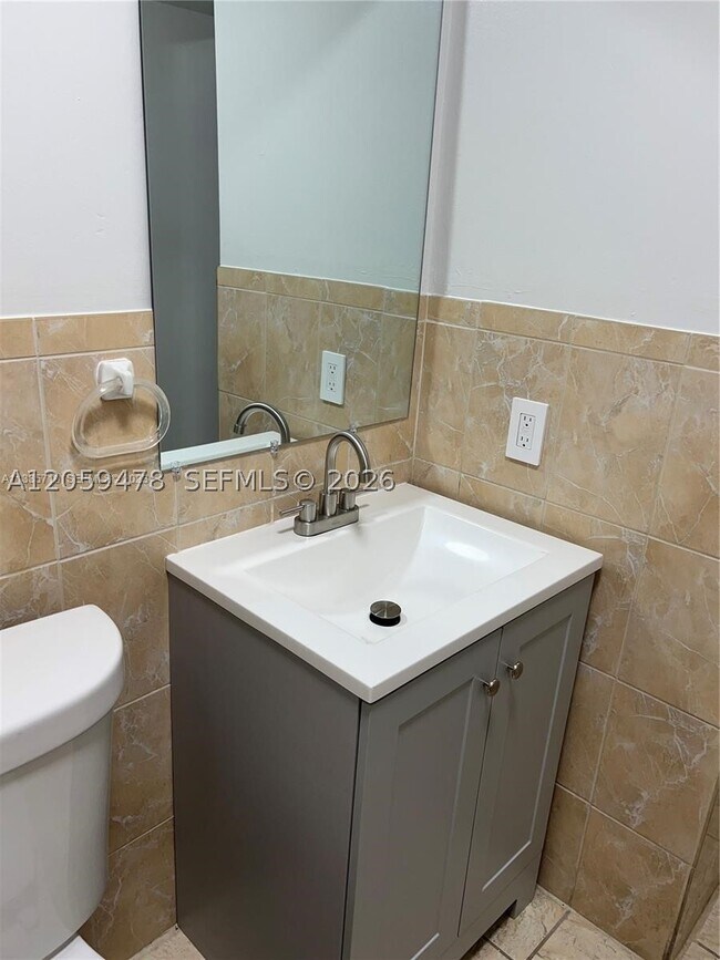 Building Photo - 645 W 68th St