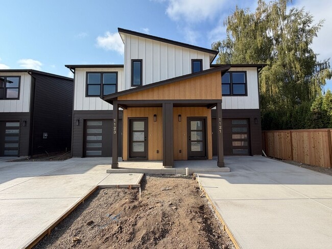 Building Photo - 1121 Sally Ln