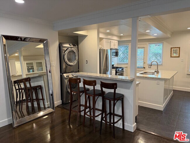 Building Photo - 8727 Shoreham Dr