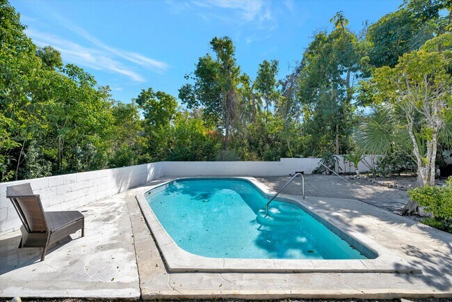 Building Photo - ALL THE CHARM! - Siesta Key 1+ acre on the Bay - 3 bed/ 2 bath pool home