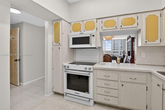 Building Photo - 1817 S Ocean Dr
