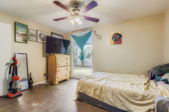 Building Photo - 1423 Westmoor Dr