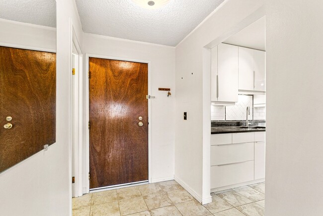 Building Photo - Remodeled 2B/2B East Boulder Apartment w/ ...