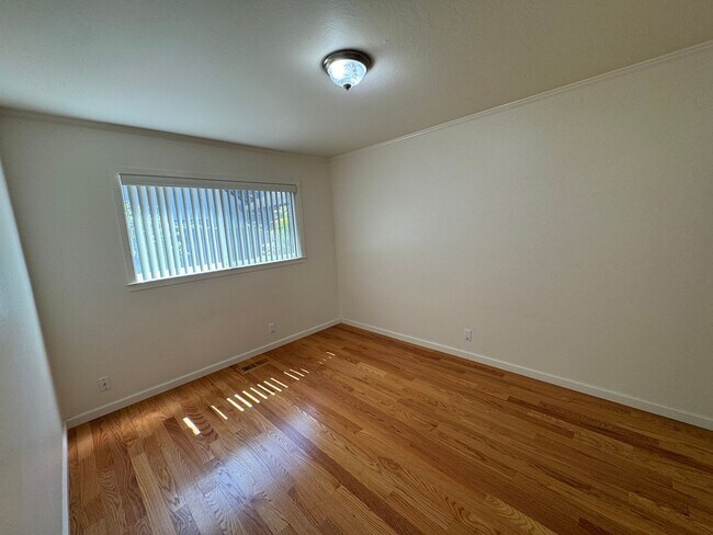 Building Photo - 939