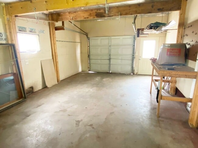 Building Photo - 4-Bedroom, 1 Bath Southeast Side Single Fa...