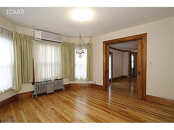 Building Photo - 430 N Van Buren St