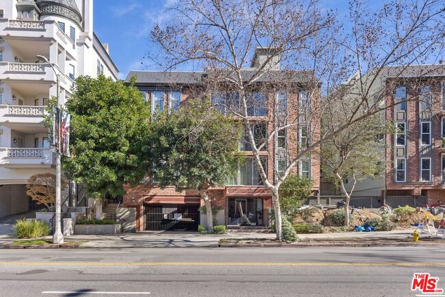 Building Photo - 532 N Rossmore Ave