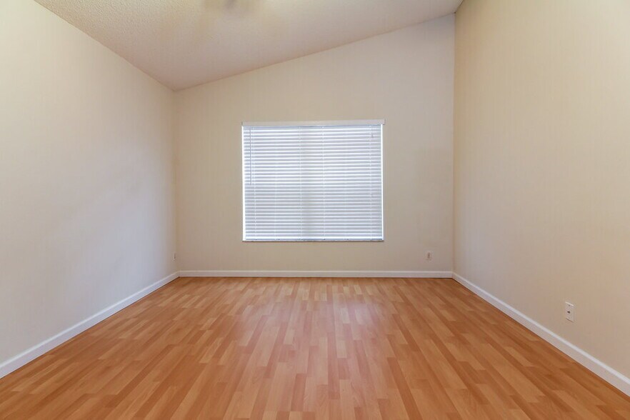 Building Photo - 12753 Meadowbreeze Dr