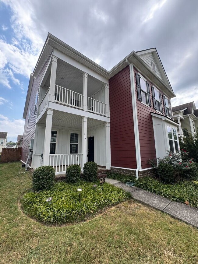 Building Photo - Your Franklin dream rental is here—4 bedrooms, a huge bonus, two en-suites, and an unbeatable loc...