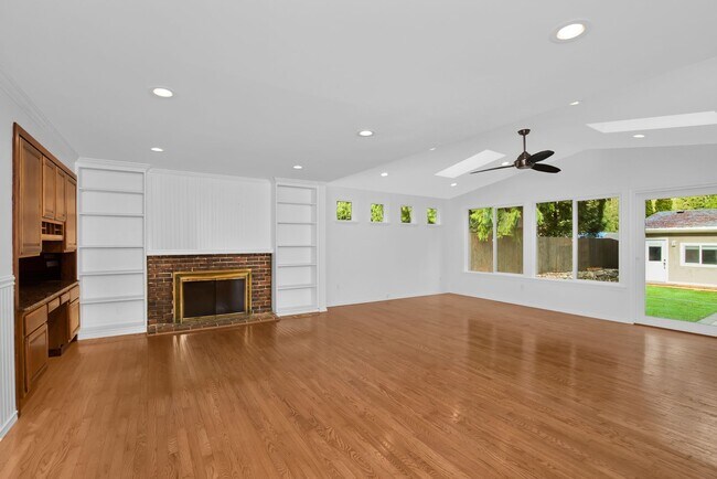 Building Photo - South Rose Hill 4 Bedroom with Entertainment Deck