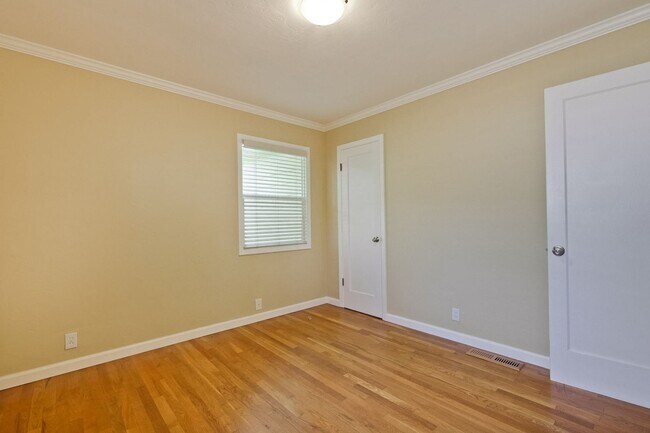 Building Photo - Awesome Home Located in a Quiet Tree Line ...