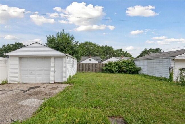 Building Photo - 13849 Shady Oak Blvd