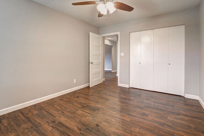 Building Photo - HUGE House In Tempe Close to ASU