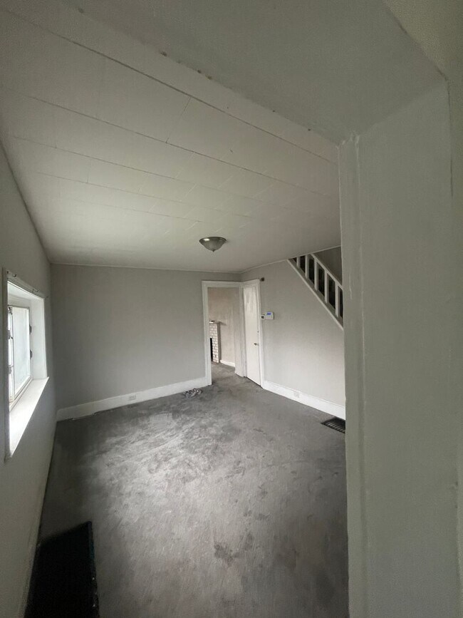 Building Photo - Available July 1st! 3 Bed 1.5 Single Family Home!