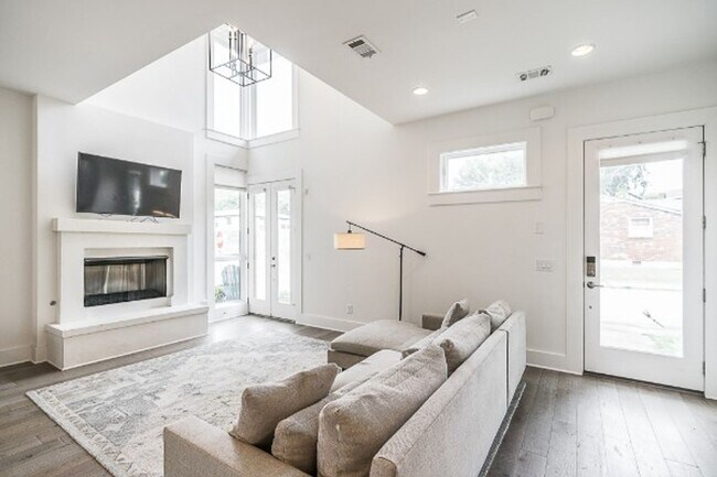 Building Photo - 3BR Germantown Townhome in the Heart of Nashville