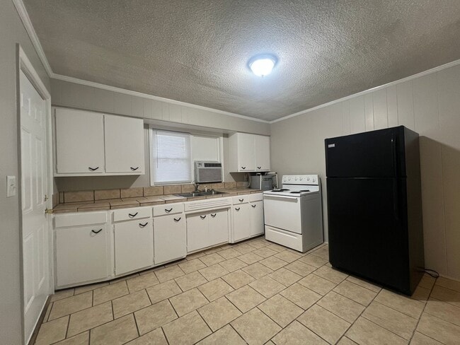 Building Photo - MOVE-IN READY!