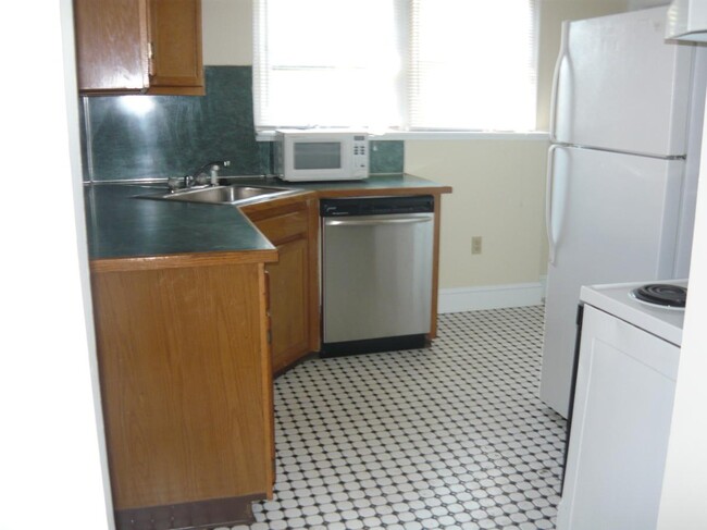 Kitchen - 1765 Summit St