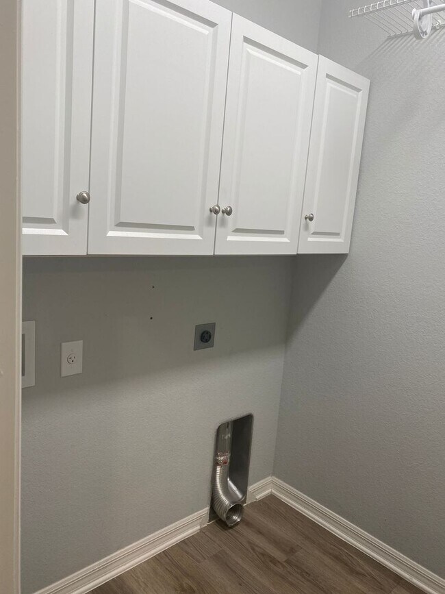 Building Photo - 4 Bedroom 3 Bath Waterfront Home in Gramercy Farms for RENT!