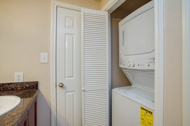 Building Photo - 2255 Braeswood Park Dr