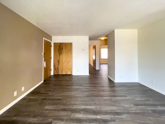 Building Photo - Spacious 2 Bedroom with Private Balcony!