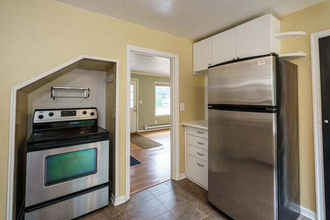 Building Photo - 2 Bedroom with Bonus Room and Office on La...