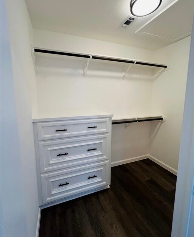 Building Photo - 340 Oak Ridge Dr