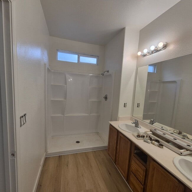 Building Photo - Single story Elk Grove home, 4 bedrooms, 2 baths; nice floor plan