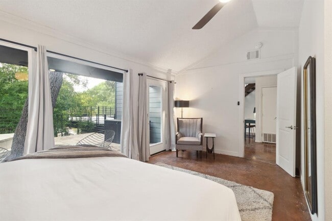 Building Photo - 1501 Rockdale Cir