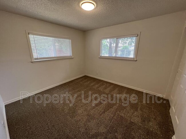 Building Photo - 945 De Moll Dr