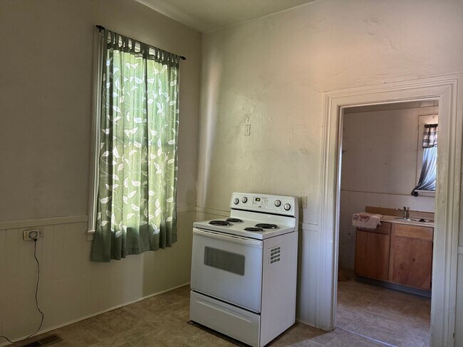 Building Photo - "Charming 2-Bedroom Country Cottage with P...