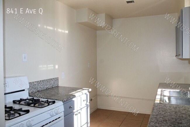 Building Photo - 841 E Ave Q