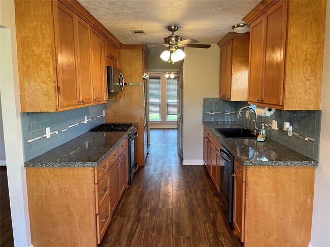 Building Photo - 16510 Oxnard Ln