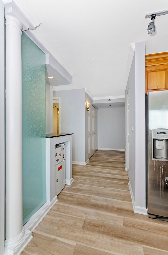 Building Photo - 345 N La Salle Dr