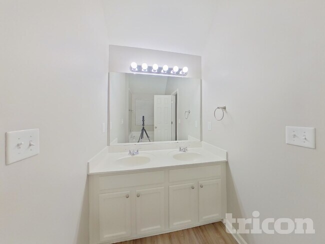 Building Photo - 5506 Linda Vista Ln