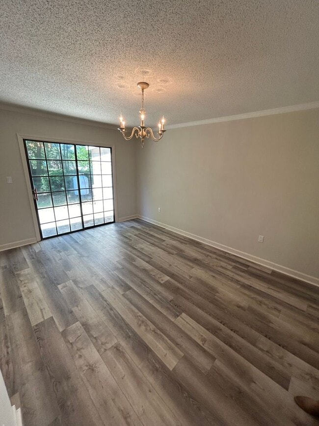 Building Photo - Newly Remodeled 3 Bedroom in Deer Manor!
