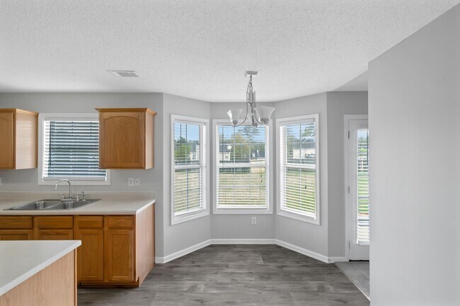 Building Photo - Exceptional 3BR / 2BA Ranch with Expansive Back Yard & Privacy Fence!