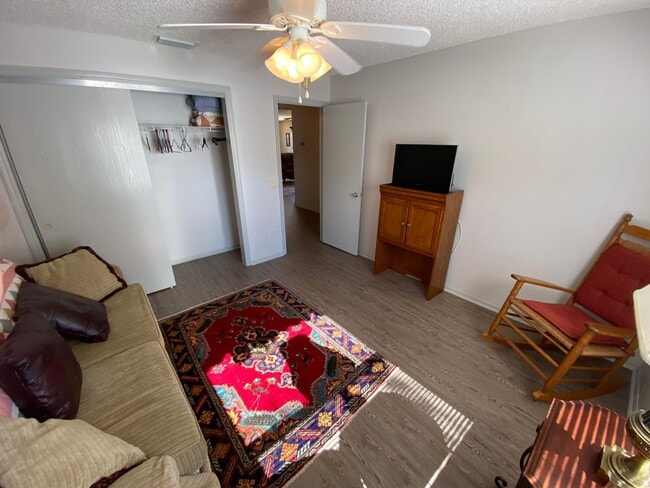 Building Photo - ANNUAL Lease – Turnkey 2+2 Patio Villa in the Desirable Village of Bonnybrook