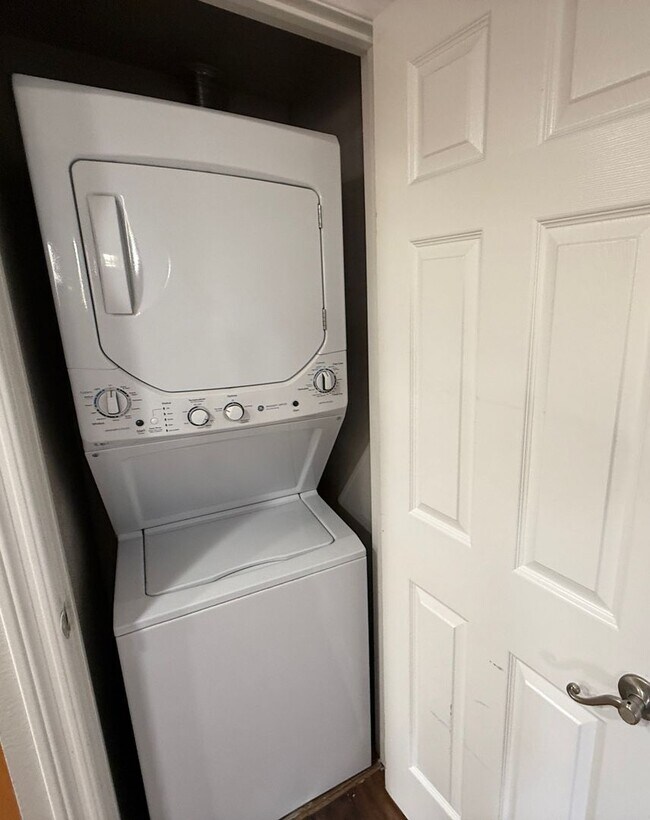 Building Photo - Beautiful 2-Bedroom Condo in Desirable Ran...