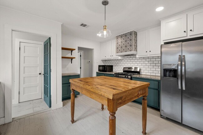 Building Photo - Beautifully Updated 2/2 Cottage - Available now!