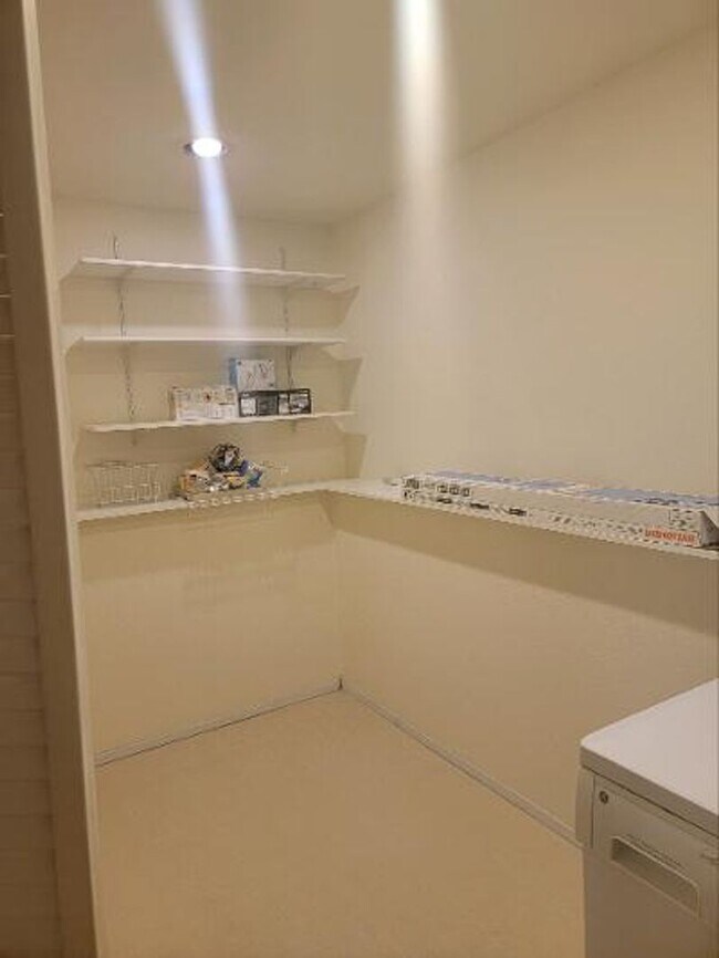 Building Photo - Classic North Tacoma 4 Bedroom Tri-Level with Peak a Boo View!