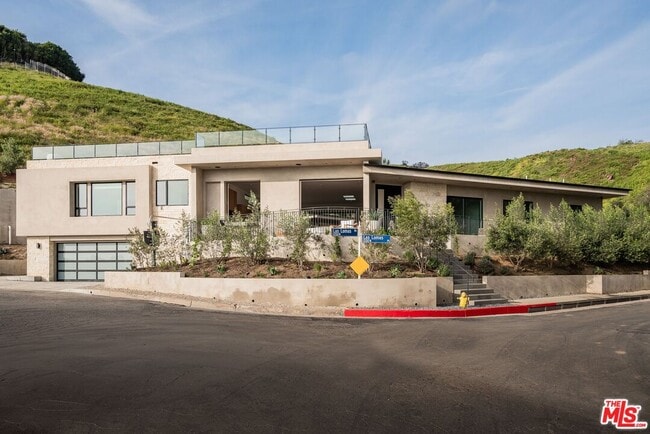 Building Photo - 1205 Las Lomas Pl