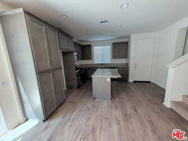 Building Photo - 295 Fuerte Dr